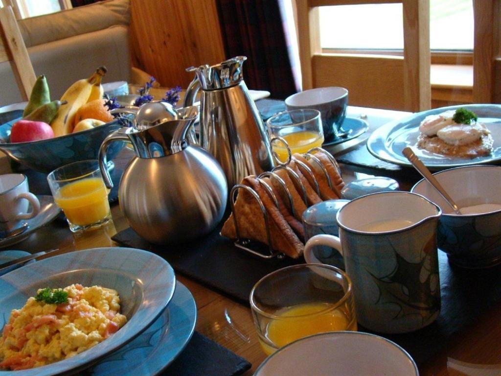 บินนิลิดห์ มอร์ บีแอนด์บี Bed & Breakfast Glenmoriston ภายนอก รูปภาพ