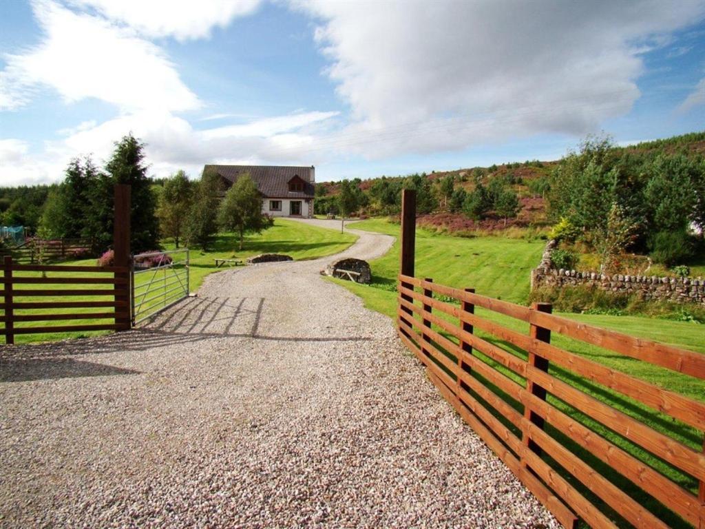 บินนิลิดห์ มอร์ บีแอนด์บี Bed & Breakfast Glenmoriston ภายนอก รูปภาพ