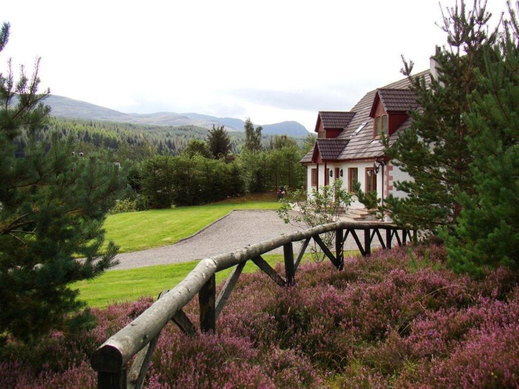 บินนิลิดห์ มอร์ บีแอนด์บี Bed & Breakfast Glenmoriston ภายนอก รูปภาพ